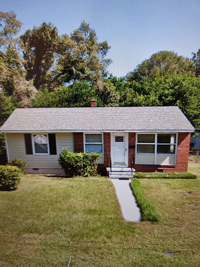 Building Photo - 3 bedroom 1 Bathroom House