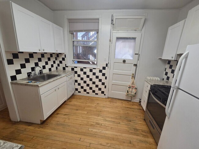 Building Photo - Large 3-bed/1-bath Apartment in the Heart of Rogers Park!