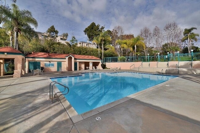 Building Photo - 2/2 End Unit Condo available near UTC