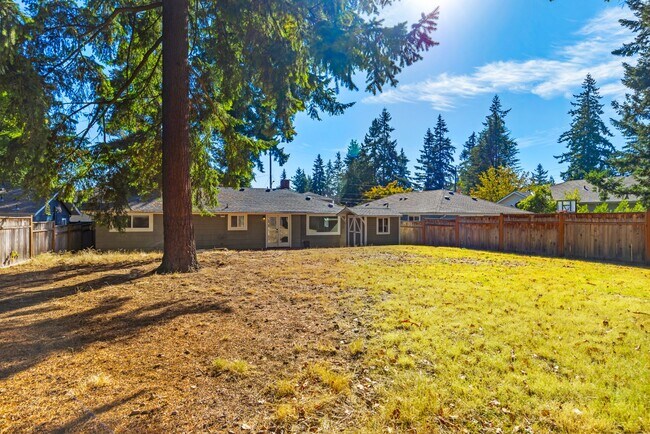 Building Photo - Light-Filled 3BR Home w/ Large Fenced in Yard