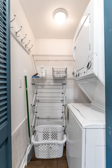 Building Photo - 9693 Mauger St