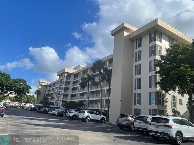 Building Photo - 2650 S Course Dr