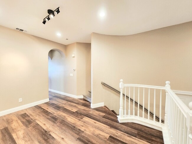 Building Photo - Spacious Townhouse in San Mateo