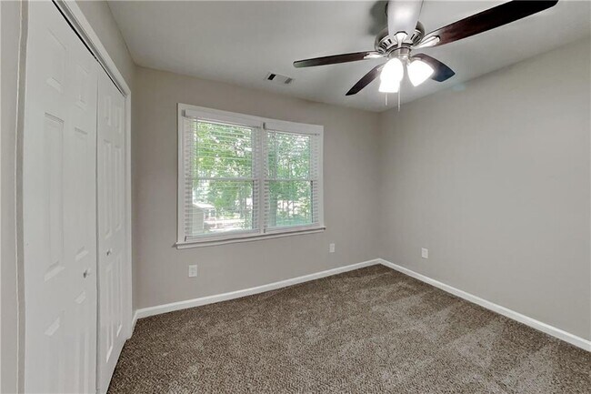 Building Photo - 385 Deerwood Dr