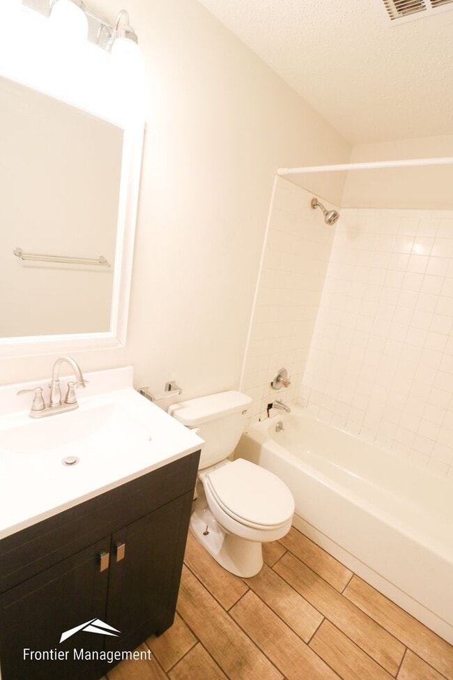 Building Photo - Spacious 3 bedroom townhome with a fenced in backyard!