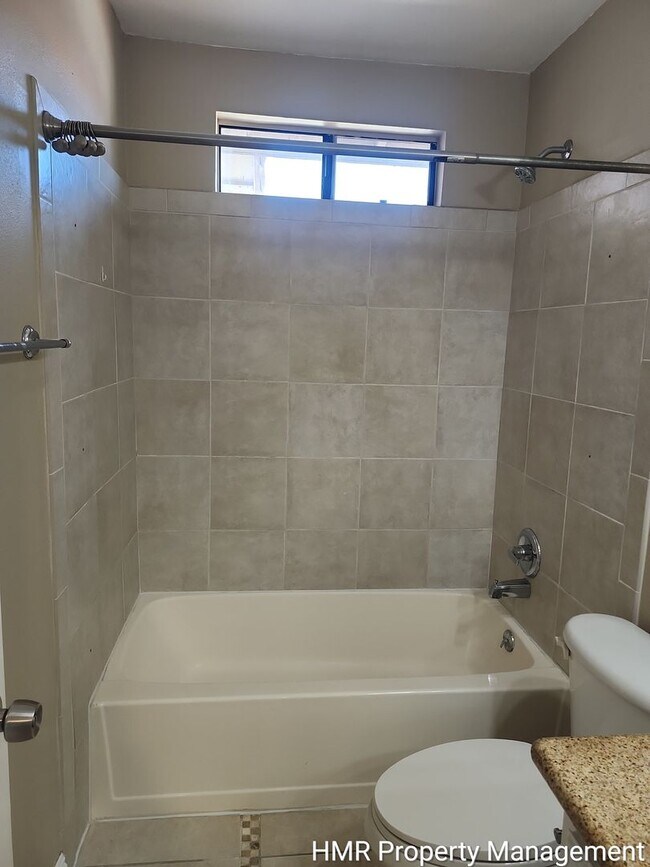 Building Photo - Spacious Town House