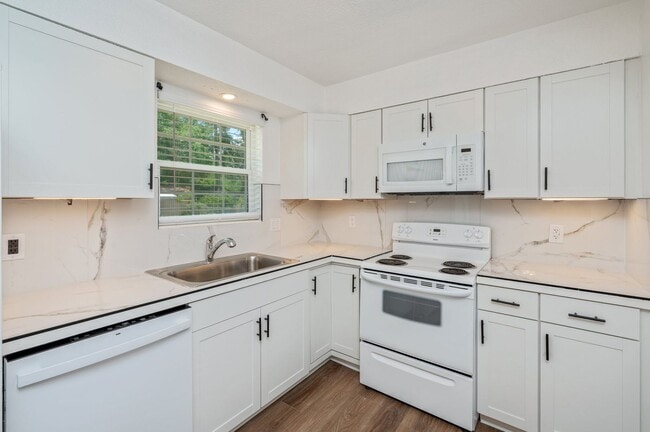 Building Photo - Central 4 bedroom in Niceville!