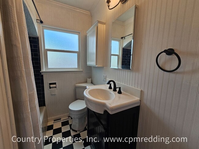 Building Photo - Charming Downtown House with Modern Amenit...