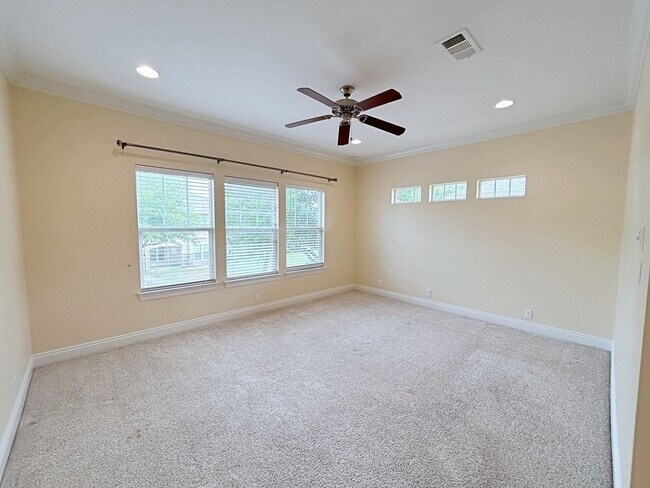 Building Photo - 3 Bedroom Townhouse in Gated Community off...