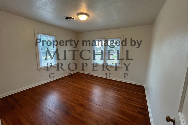 Building Photo - Welcome to 4017 S. Hughes! 2 bedroom 1 Bat...