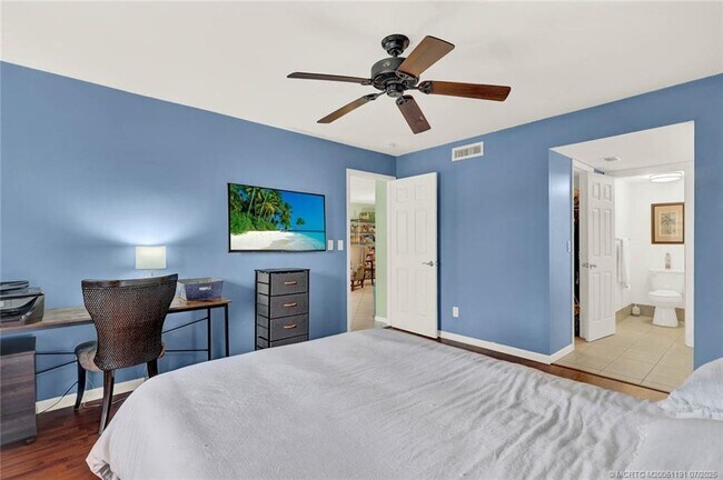 Building Photo - 1811 SW Palm City Rd
