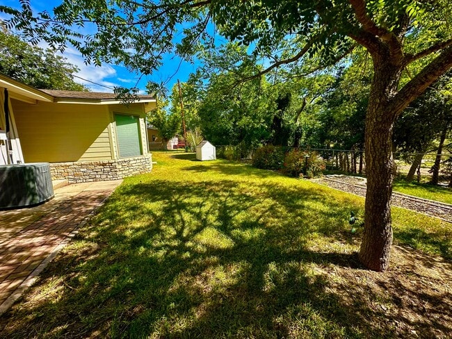 Building Photo - Furnished Riverside Home