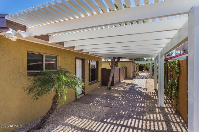 Building Photo - 1646 E Indianola Ave