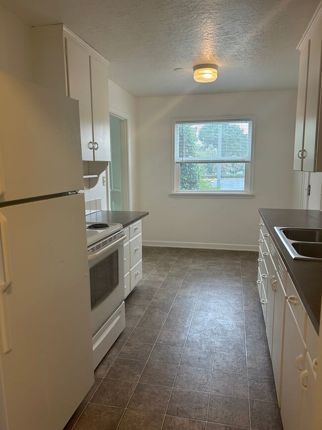 Building Photo - (837) 27th Street Apartments - 1 Bedroom /...