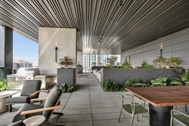 Building Photo - 610 Davis St