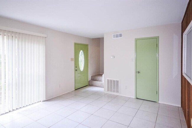 Building Photo - 8340 La Roche Ln