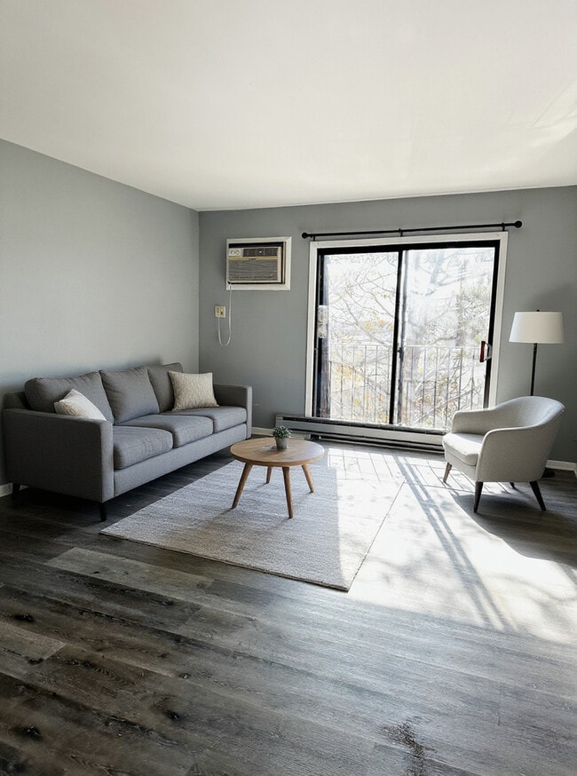 Building Photo - 190 S Waters Edge Dr