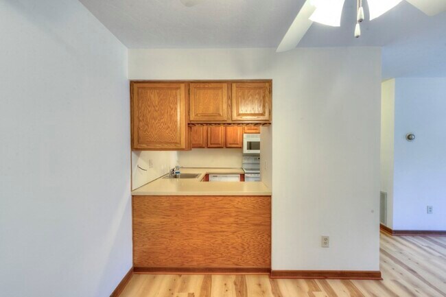 Building Photo - 340 Sunderland Rd