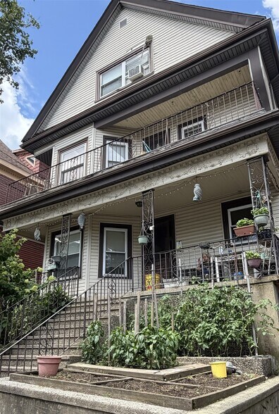 Building Photo - 138 Lowell St