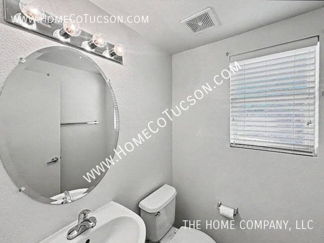 Building Photo - 2708 N Saramano Ln