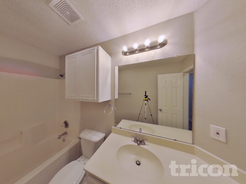 Building Photo - 1704 Fern Dr