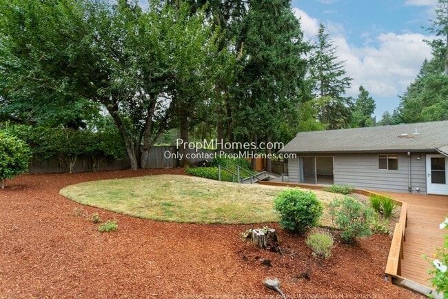 Building Photo - Spacious Elegance: A Four-Bedroom Retreat in the Heart of Palisades!