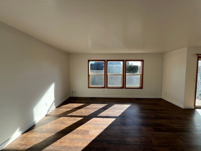 Building Photo - Amazing 3 Bd 2 Bath home in Historic Gladstone! Attached garage and Private yard! Easy access to ...
