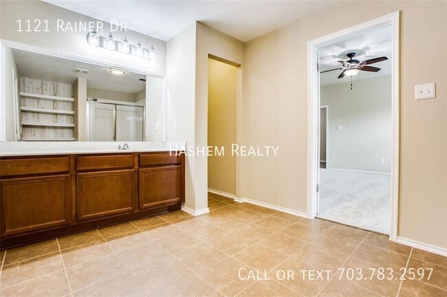 Building Photo - 1121 Rainer Dr