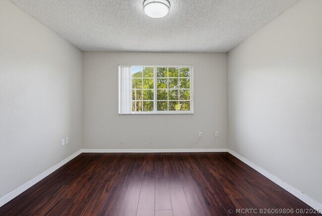 Building Photo - 400 Crestwood Ct N