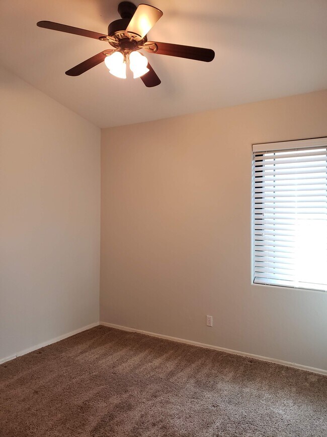 Building Photo - 3224 E Desert Cove Ave