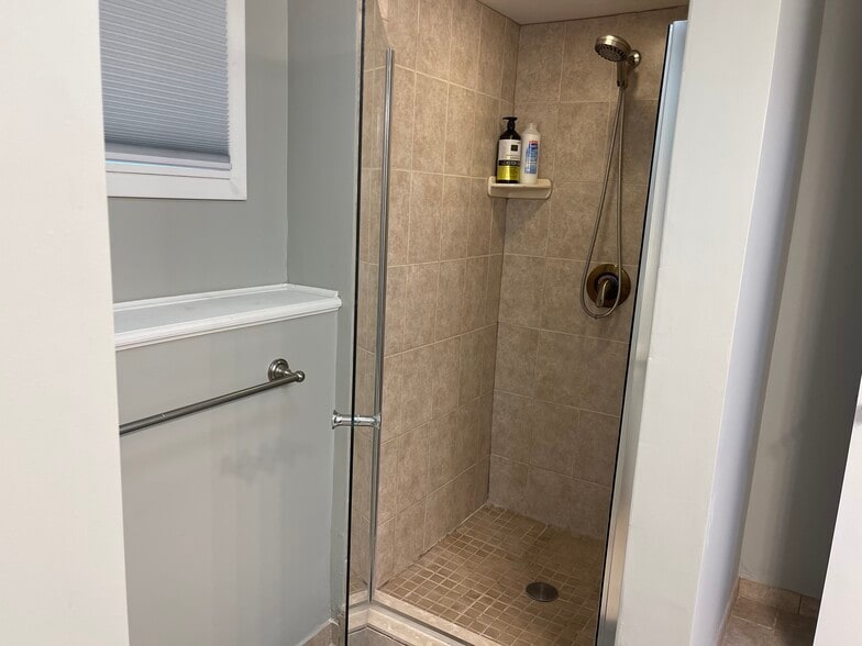 Full bath with shower ground floor - 68 Stanford Rd W
