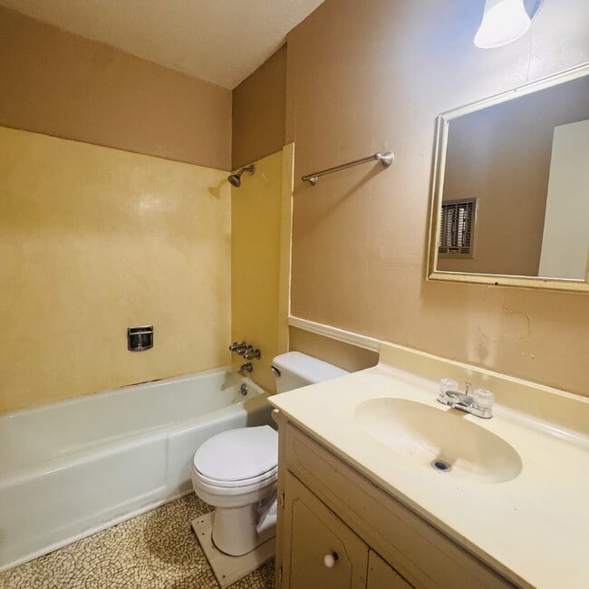 Building Photo - Spacious 3 Bedroom, 2.5 Bathroom Townhome in West End Beaumont