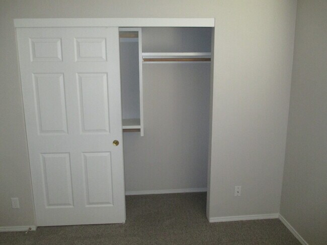 Building Photo - South Salem Home on Creekside Golf Course