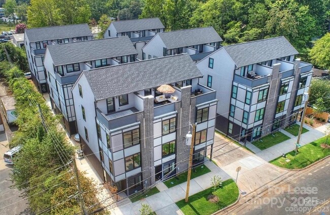 Building Photo - 215 Freeland Ln