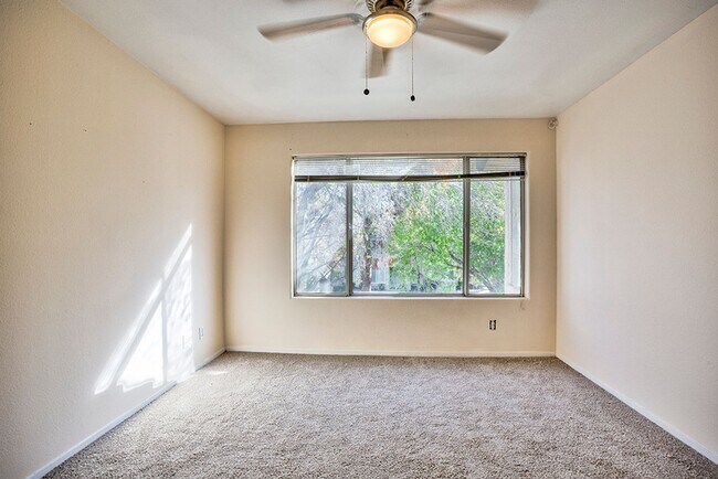 Building Photo - 2 Bed, 2 Bath Beautiful condo available now!