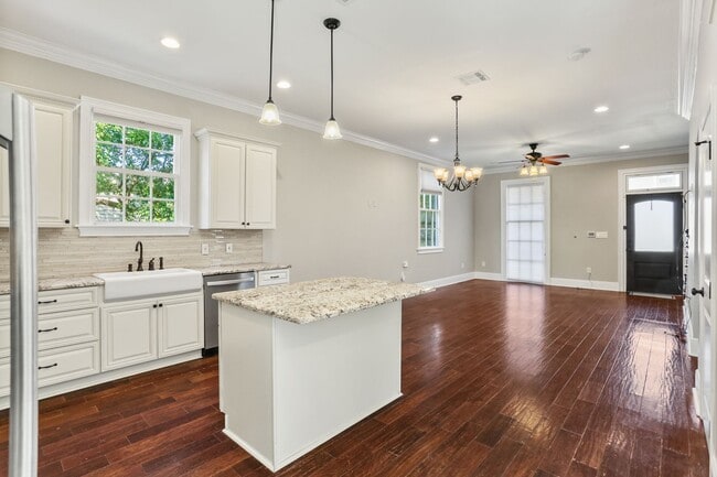 Building Photo - Gorgeous 3BD/3.5BA Uptown Home with A Large Fenced in Backyard