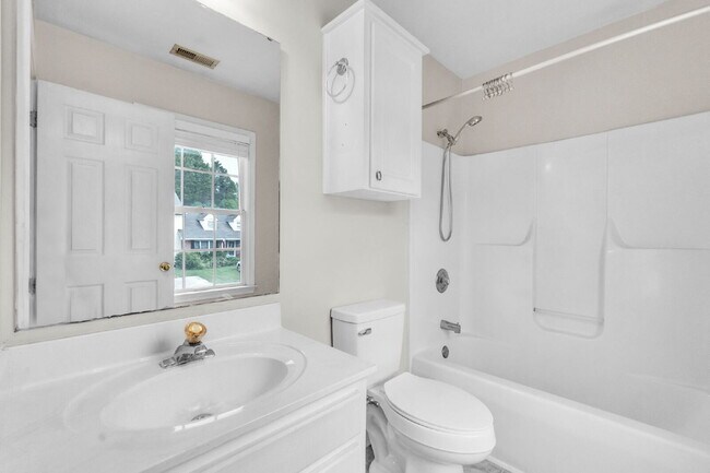 Building Photo - Beautifully Renovated Townhome (2BR/2.5BA)...