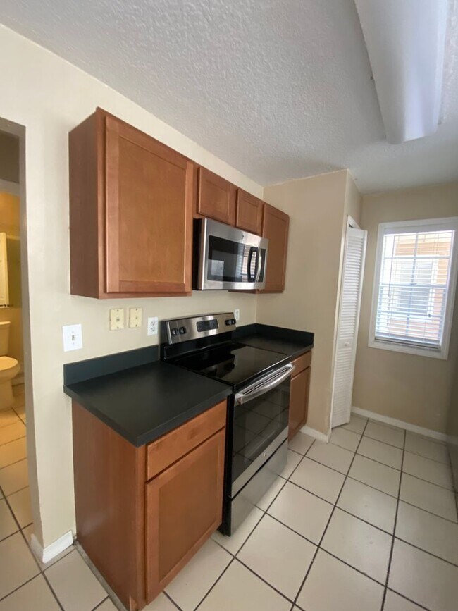 Building Photo - 575 Bloomington Ct