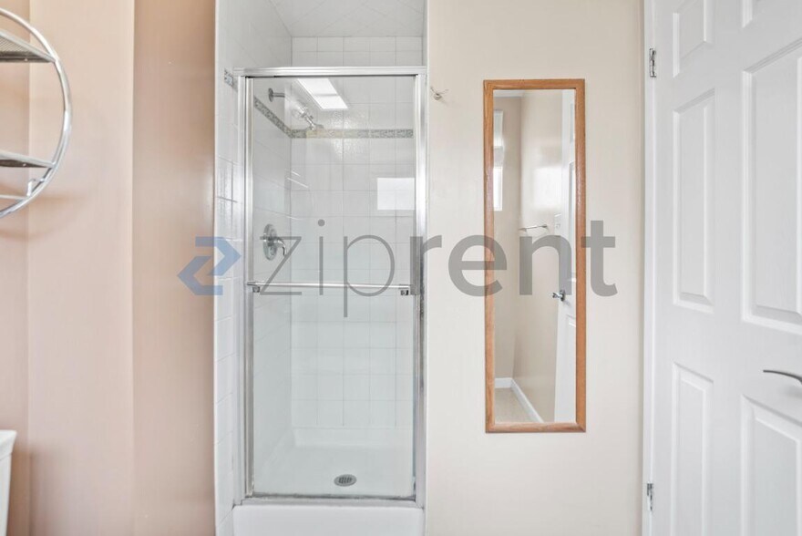 Building Photo - Unit