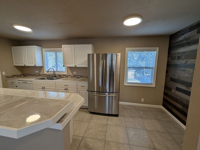 Building Photo - 3 Bedroom House in Shasta Lake, Fridge, Wa...
