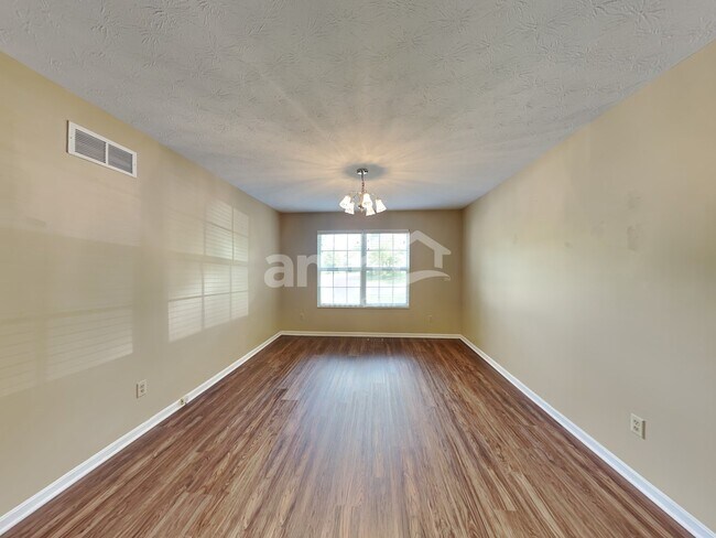 Building Photo - 545 Foxglove Ct