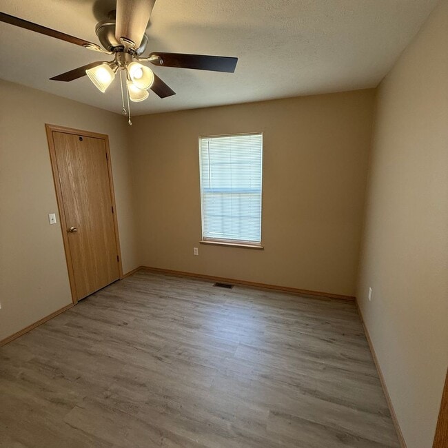 Building Photo - 2 bedroom 2 bath Duplex in Clever Won't la...
