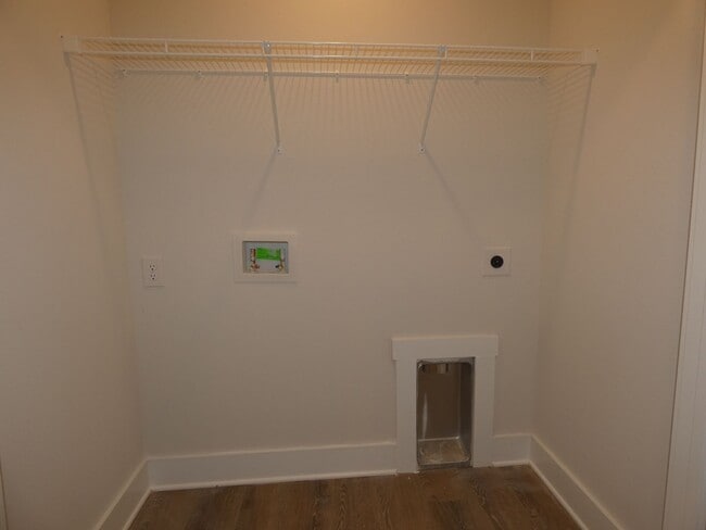 Building Photo - Stunning Townhome - End Unit