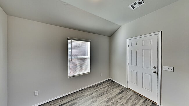 Building Photo - Very Nice 3 Bedroom 2 Bath Home in Yukon Schools