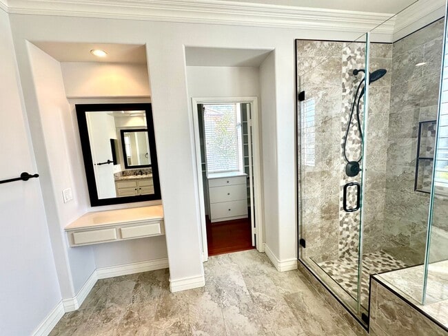 Building Photo - 4 bedroom beautiful Irvine home in gated N...