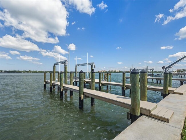 Building Photo - 828 Bay Point Dr