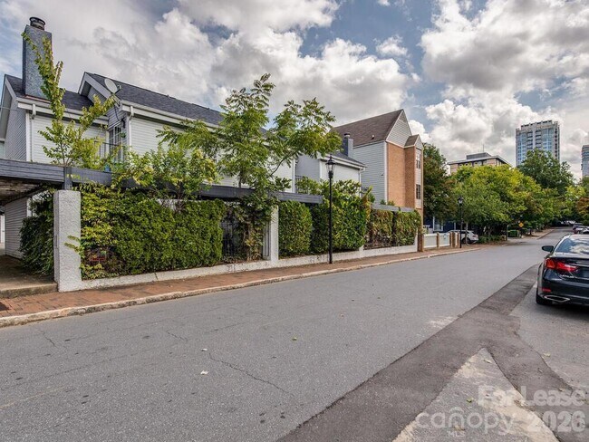 Building Photo - 406 W 9th St