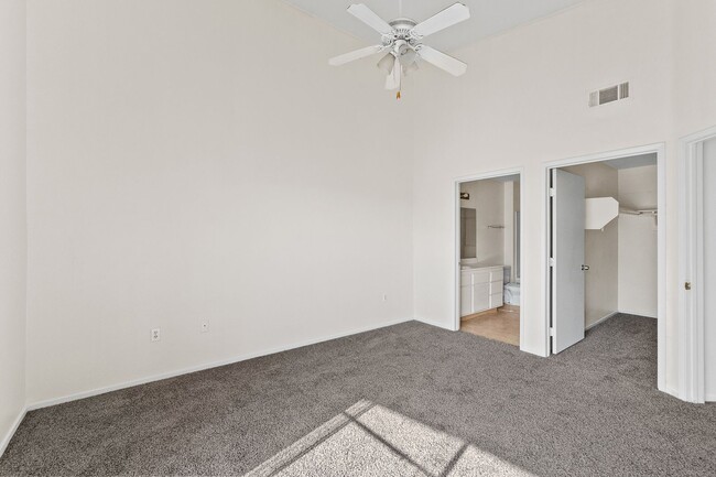 Building Photo - 2nd Floor Condo in a Gated Northeast Commu...