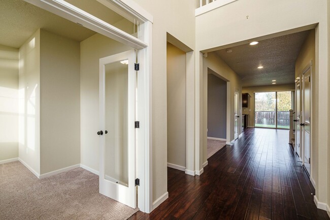 Building Photo - March Move In Special $500 Off Move In Fee...