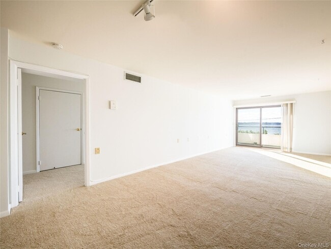 Building Photo - 372 Main St